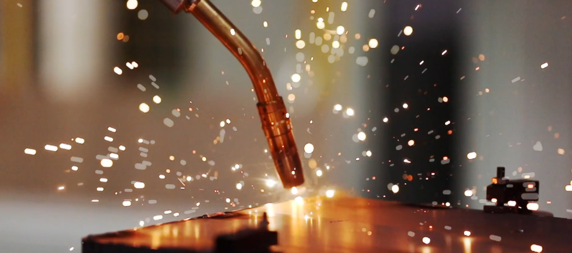 自动锁螺丝机,输送机,压力表充油机,自动氩弧焊设备,压力表自动旋盖设备,温度计焊接机,激光焊接机