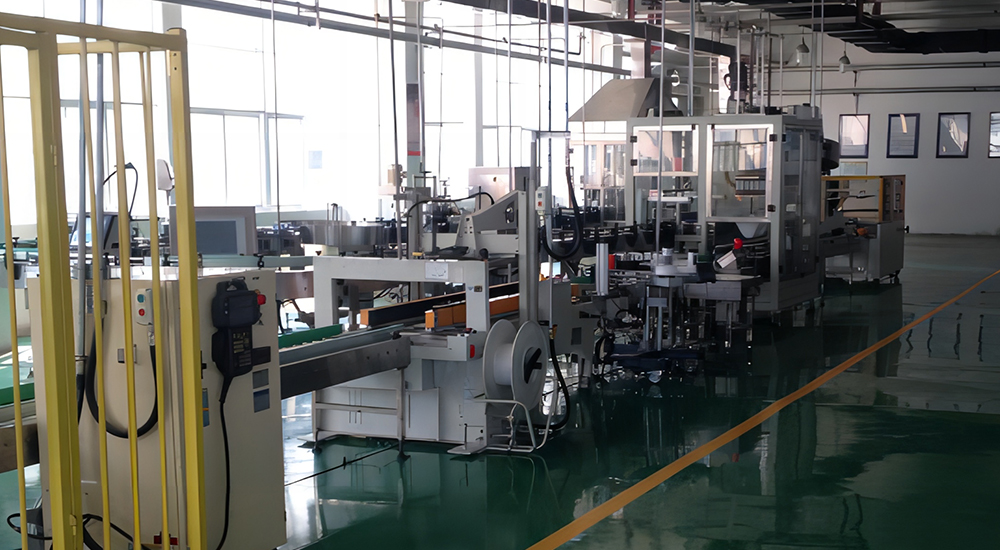 镭普森自动化灌装生产线结合了多种传统机械制造工艺，以及现代化信息系统，为制药企业带来了诸多便利和优势。该生产线可实现自动上料，自动制袋/自动供瓶，计数/称重，自动灌装，自动锁盖，自动封口，自动赋码，以及装盒、装箱、封箱、码垛全流程。