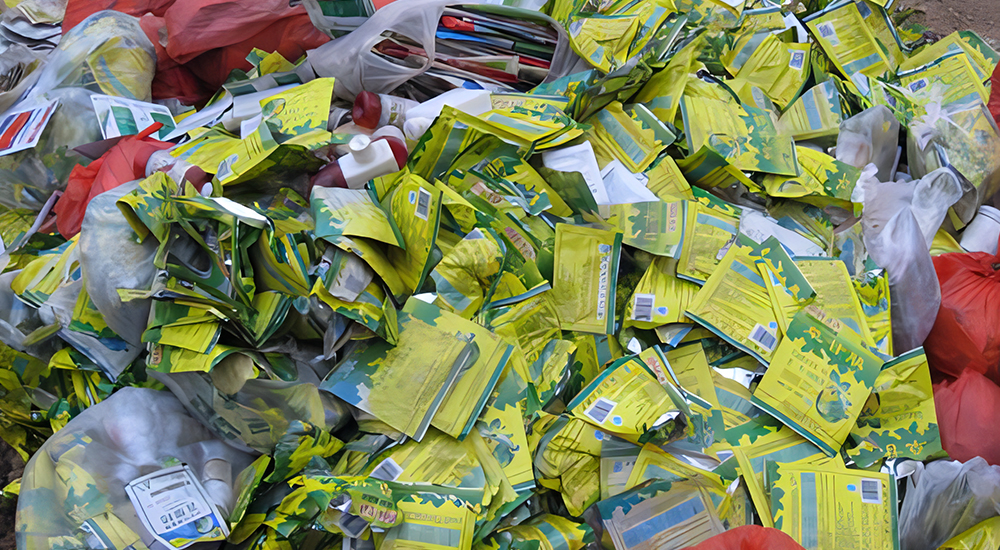 镭普森针对农药行业回收处理问题，自主研发了破包取液/取粉设备。企业将回收的袋装农药放入设备，设备实现自动破包，自动取液/取粉，回收率达90%以上，分离出的农药可进行报废处理或加工再利用，粉碎的包装则自动收集，方便企业实行环保处理。