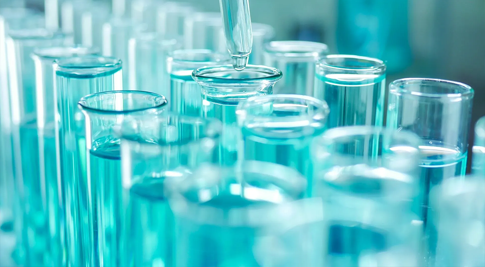 我国是农业大国，要想实现农业丰收，农药很重要。但农药中含有大量的有毒有害化学物质，随意处理会污染水源和土壤，损伤植物，破坏生态平衡，最终对人类健康造成危害，那么废弃农药的收集和处理势在必行。若我们坚持“谁生产谁处置，谁销售谁回收，谁使用谁交回”的原则，可有效减少农药带来的危害。